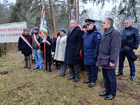 O uroczystości złożenia kwiatów w Pieniężno O uroczystości złożenia kwiatów w Pieniężno